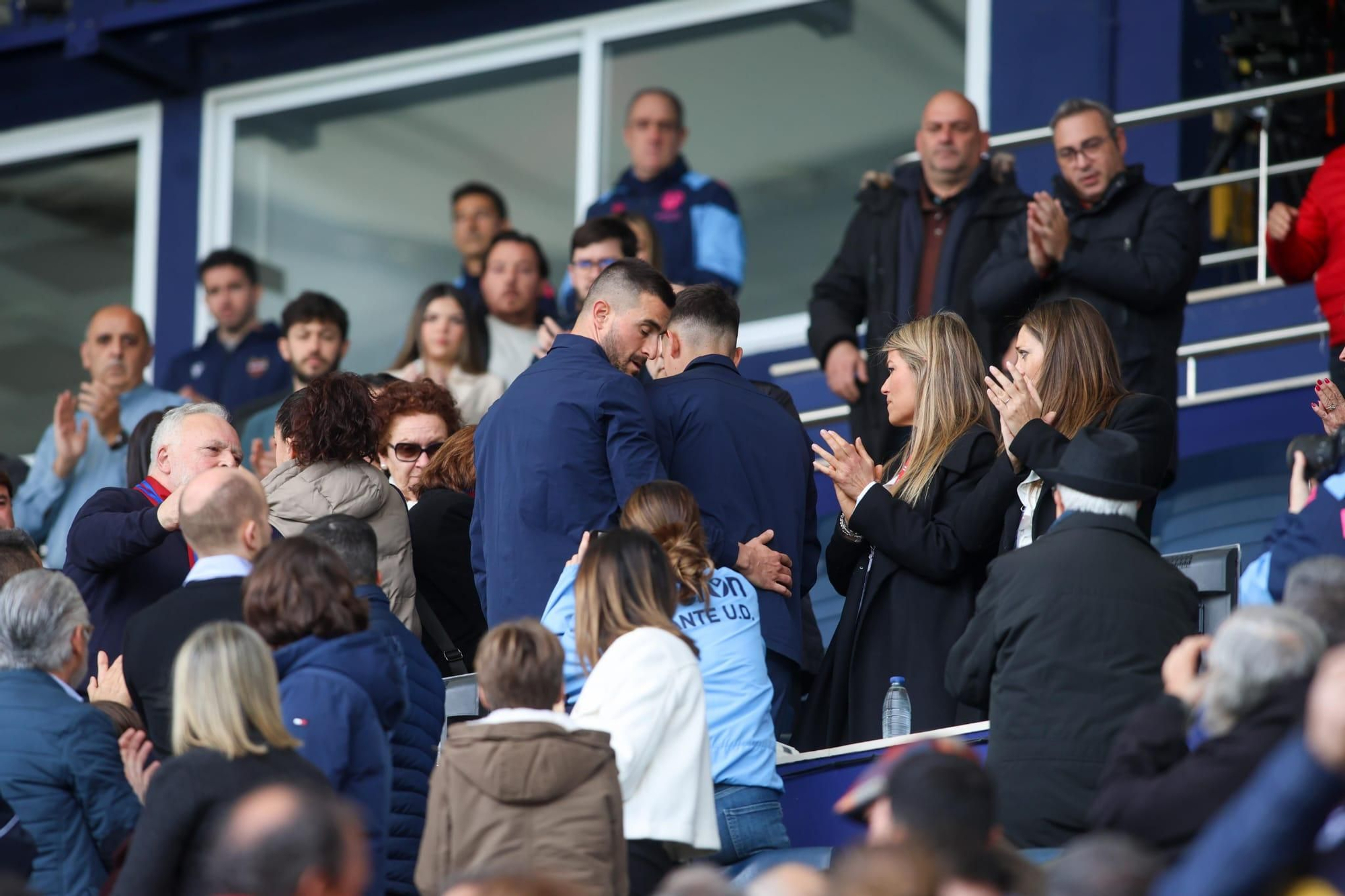 Sentido homenaje del Levante UD a la familia fallecida en el incendio de Campanar