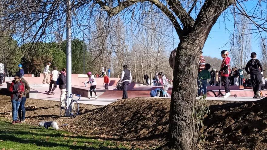 El skate park y pista de patinaje de La Aldehuela va &quot;sobre ruedas&quot;