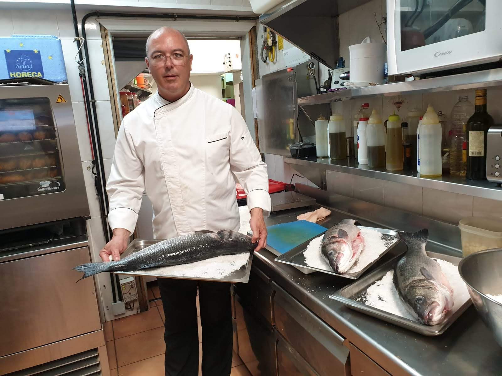El chef Nelson Pérez prepara la lubina criada en Arinaga