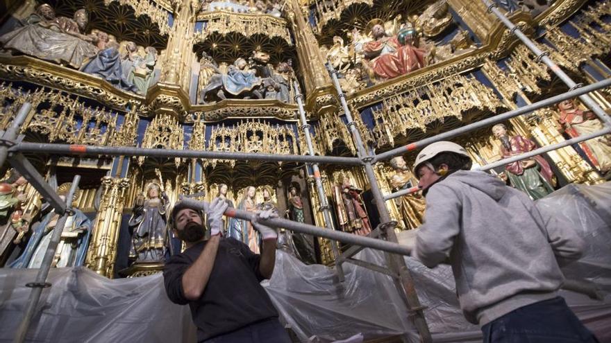 Montaje de los andamios para la limpieza del retablo de la Catedral de Oviedo