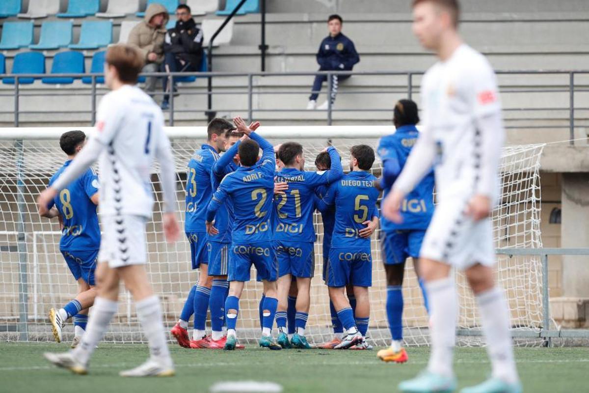 Los futbolistas del Oviedo Vetusta celebran el tanto de la victoria ante la Sarriana.