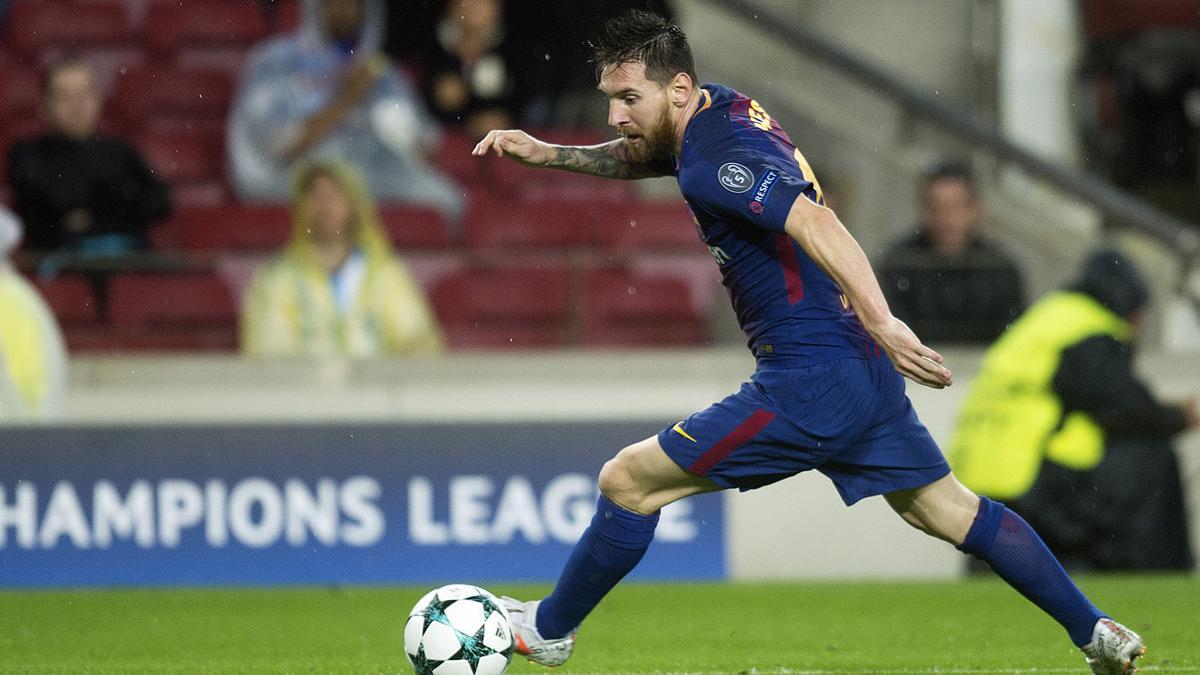 Messi controla un balón durante el partido de Liga de Campeones entre el Barcelona y el Olympiacos en el Camp Nou