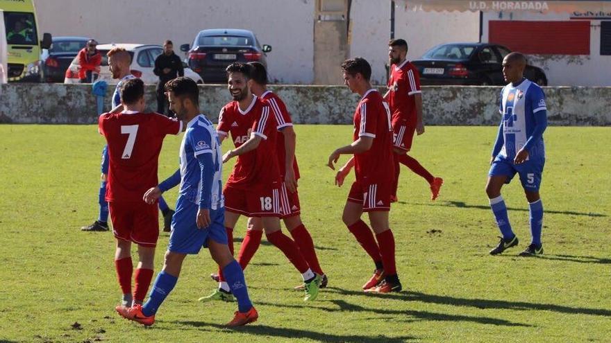 Los jugadores celebran el tanto de Revi.