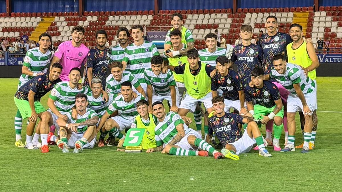 Los jugadores del Extremadura posan con el Torneo Mercoguadiana.