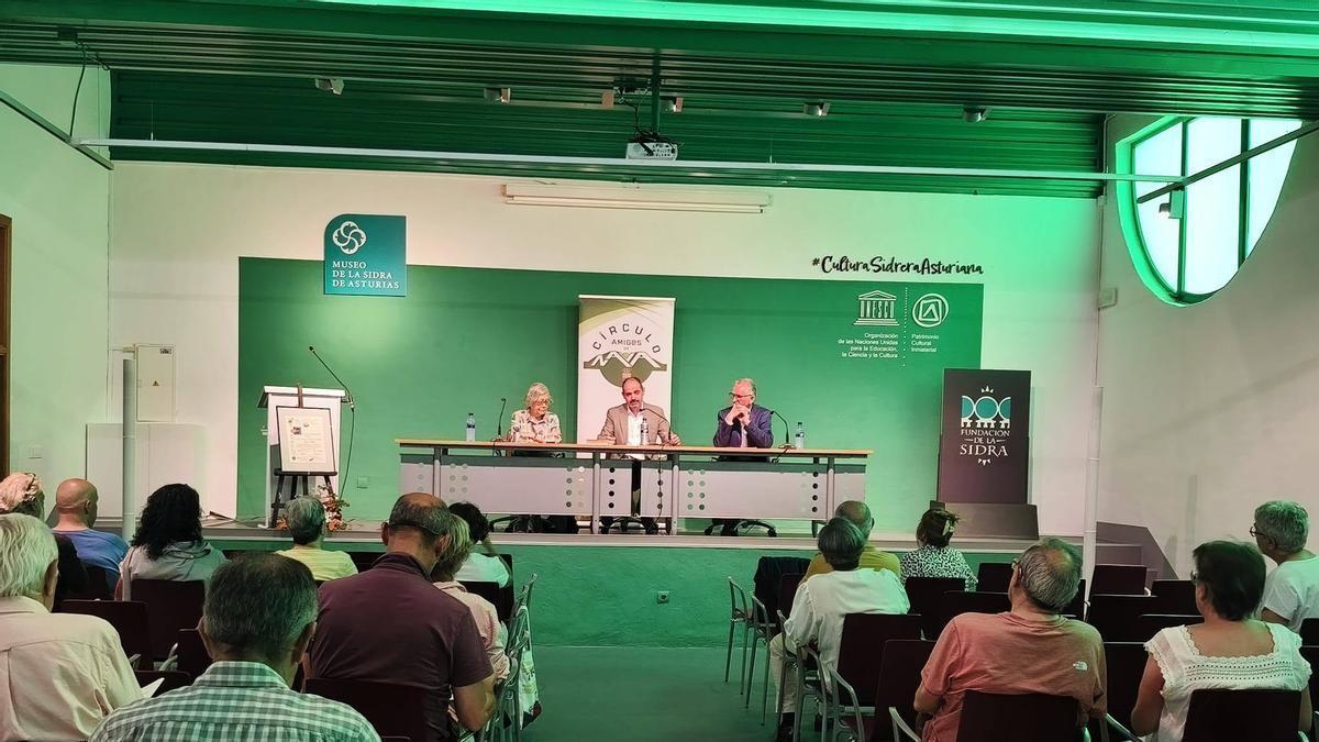 Por la izquierda, Isabel Torrente, Alejandro Calleja (presidente del Círculo Amigos de Nava) y el exalcalde Julián Fernández Montes durante la presentación de la publicación