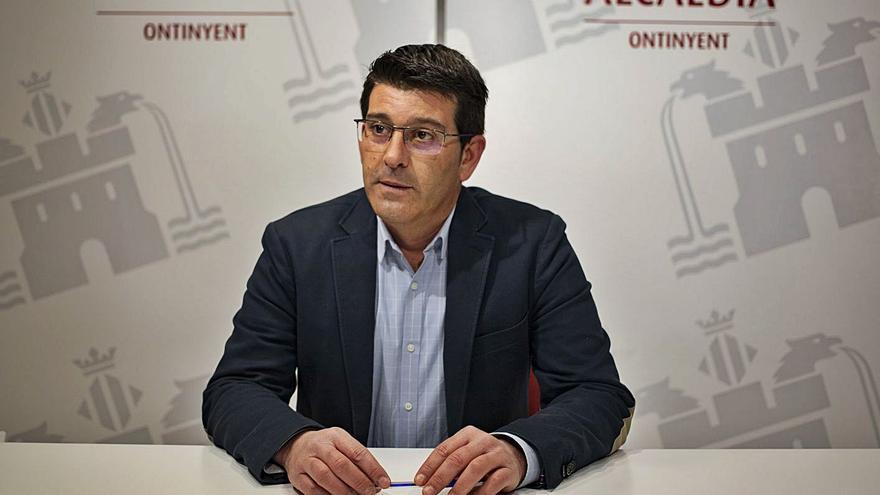 El alcalde de Ontinyent Jorge Rodríguez, en una imagen captada ayer en el consistorio. | PERALES IBORRA
