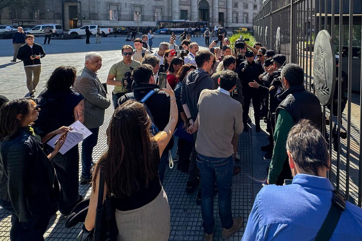 Milei bloqueja l'accés de la premsa en inèdita mesura repudiada per mitjans i l'oposició.