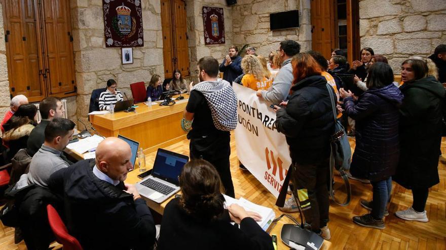 Momento en el que el público y la oposición se puso frente a la alcaldesa.