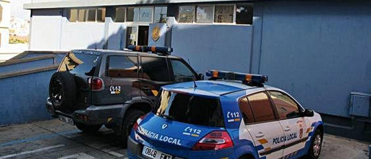 Dos coches de la Policía Local, delante de las oficinas del Cuerpo en Guía.