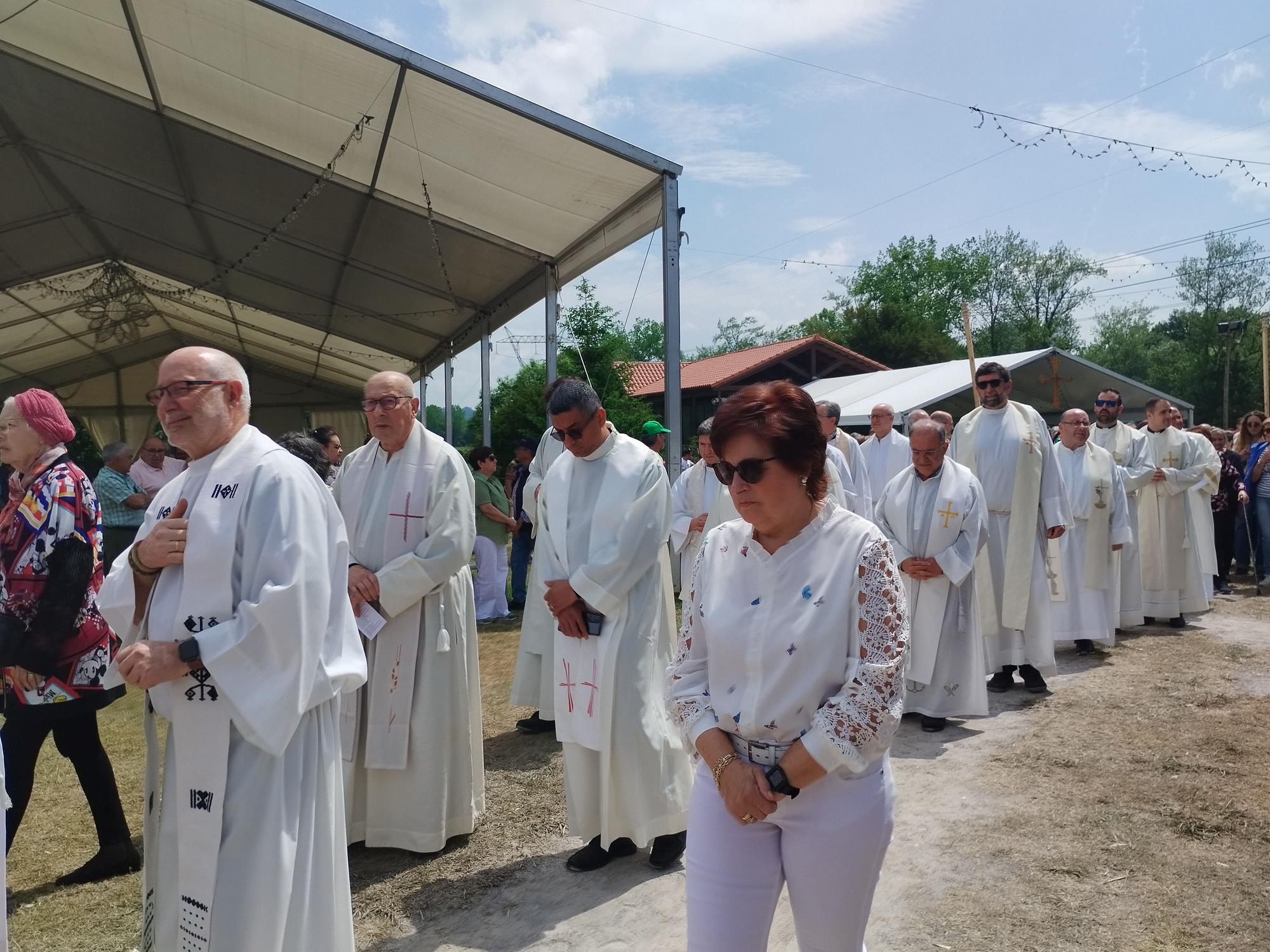 La misa solemne y procesión de la Virgen de la Cabeza en Meres, en imágenes