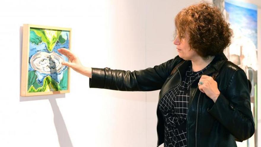 Ánxela Mariño visualizando unha das súas pinturas en Fonseca