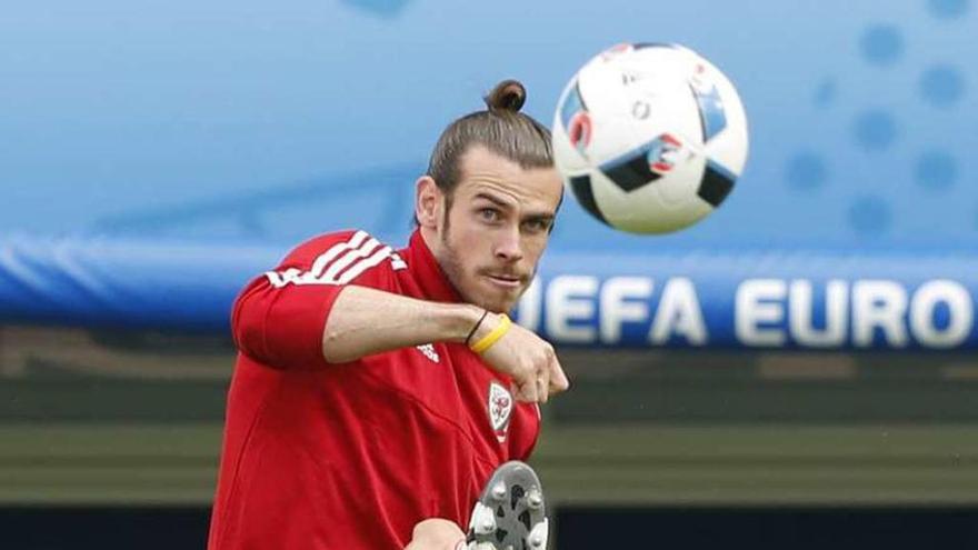 Bale golpea el balón ayer en el entrenamiento de Gales.