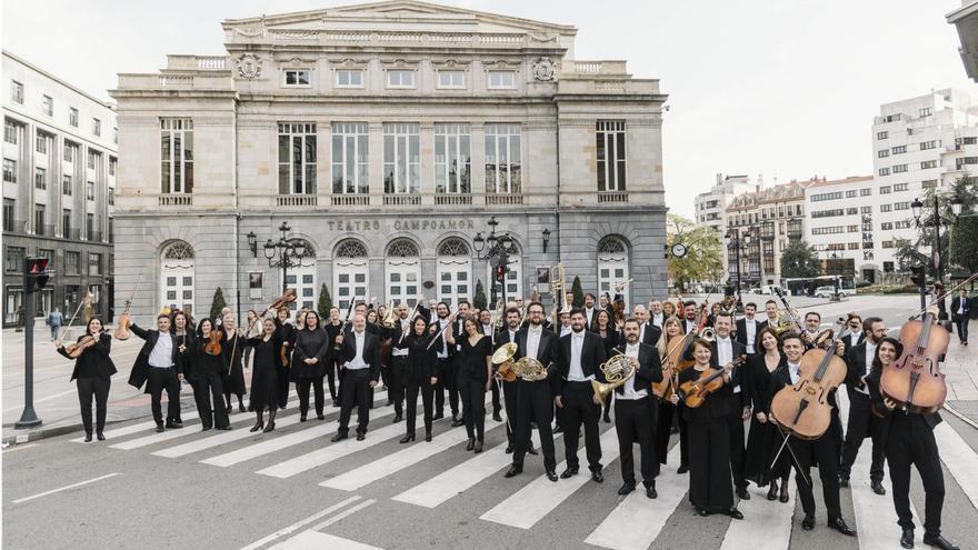 Los músicos de Oviedo Filarmonía, en el paso de cebra de la calle Argüelles y con el Campoamor al fondo, en su posado del 25.º aniversario de la orquesta.