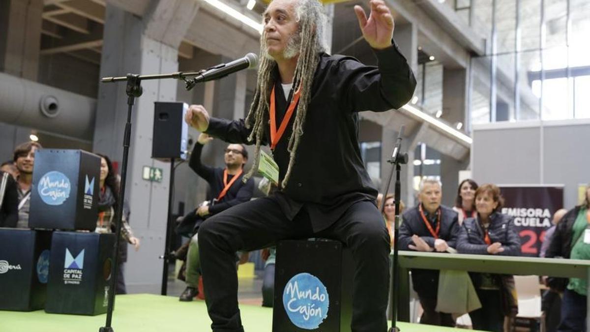 Rubem Dantas tocando el cajón flamenco en el Foro sobre Violencias Urbanas y Educación para la Convivencia y la Paz de Madrid de 2017.