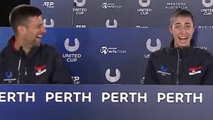 Novak Djokovic y Olga Danilovic se ríen a carcajadas en la ciudad australiana de Perth, este martes.