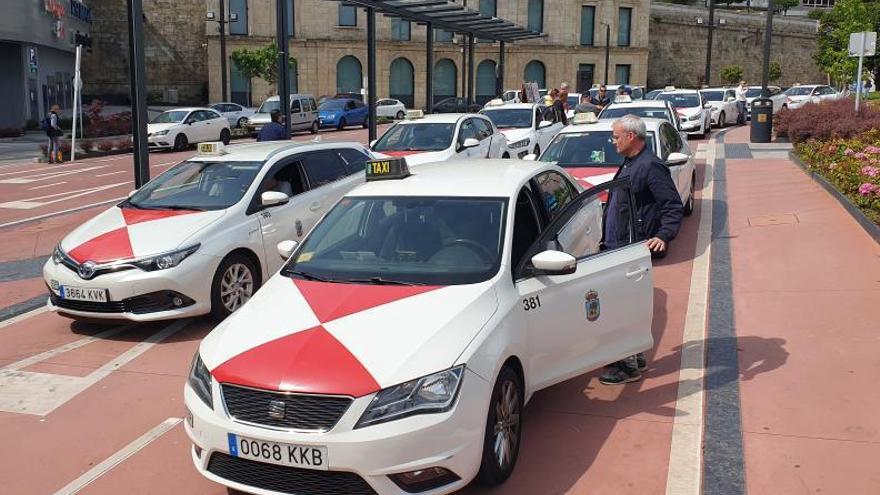 Parada de taxis en la estación de tren y centro comercial Vialia.