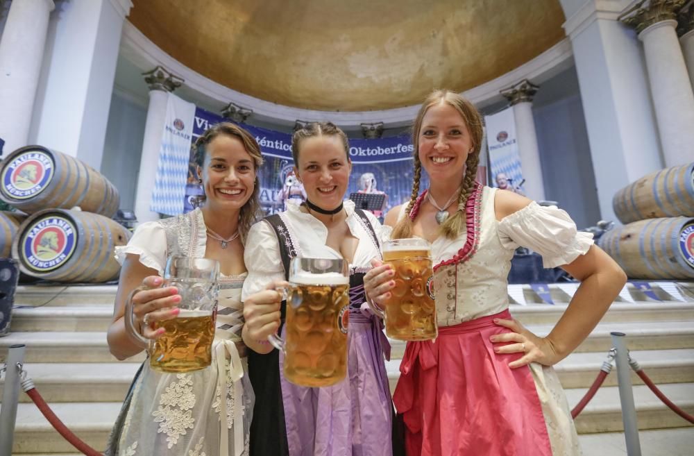 La Oktoberfest celebra su traslado al Pueblo Español