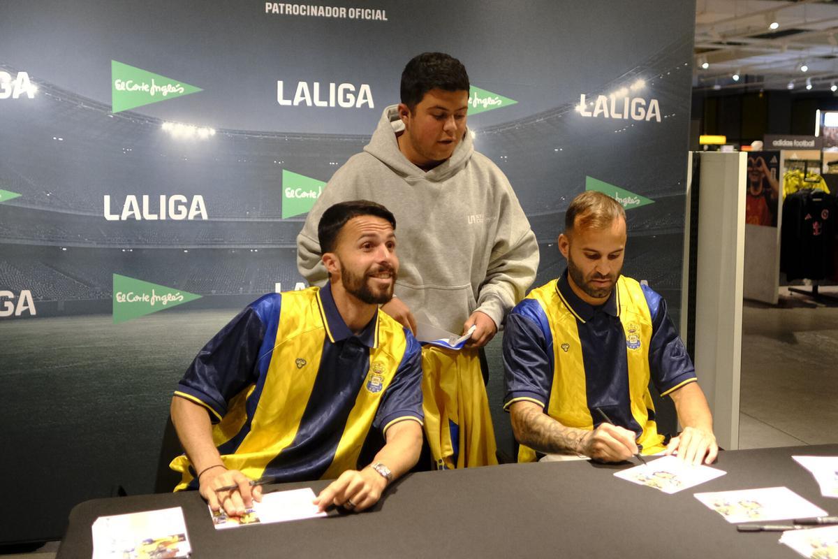 Firma de Jesé y Kirian en El Corte Inglés de Mesa y López