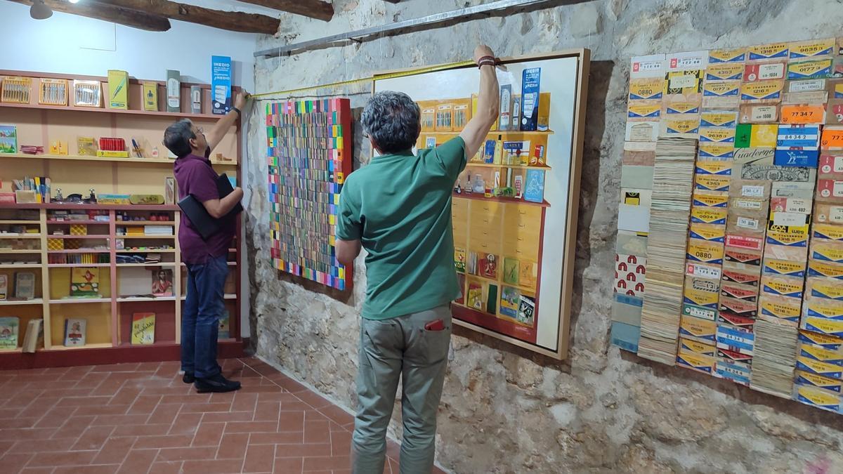Preparativos para la exposición en la antigua librería Pepe Cañete, convertida en galería de arte.