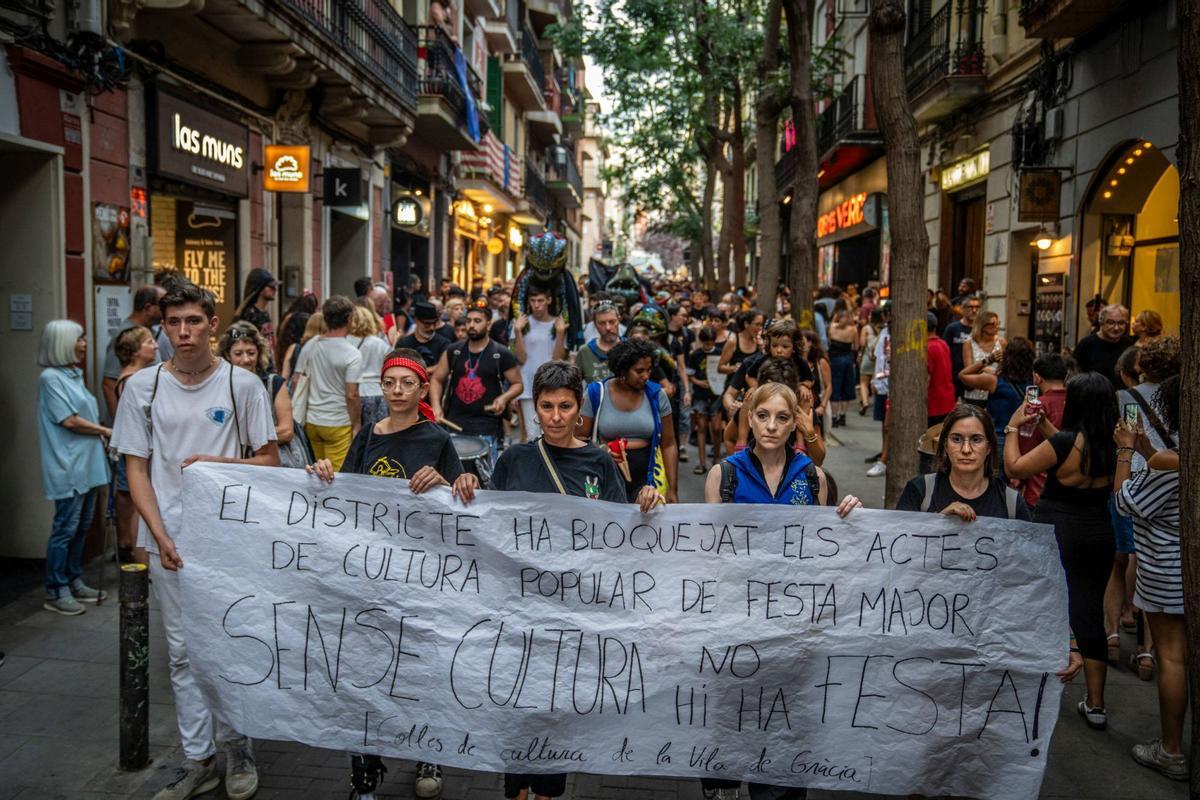 Un funeral por la cultura popular sustituye la masiva cercavila de las fiestas de Gràcia 2024