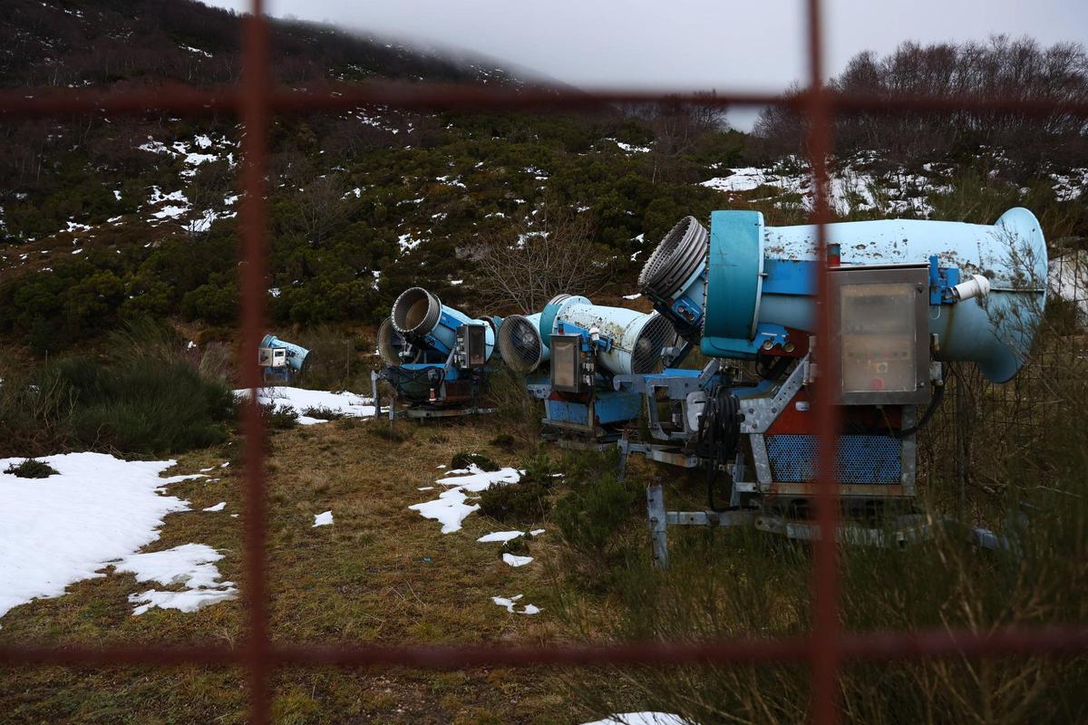 Cañones de nieve inutilizados en Pajares, en una imagen tomada hace unas semanas.