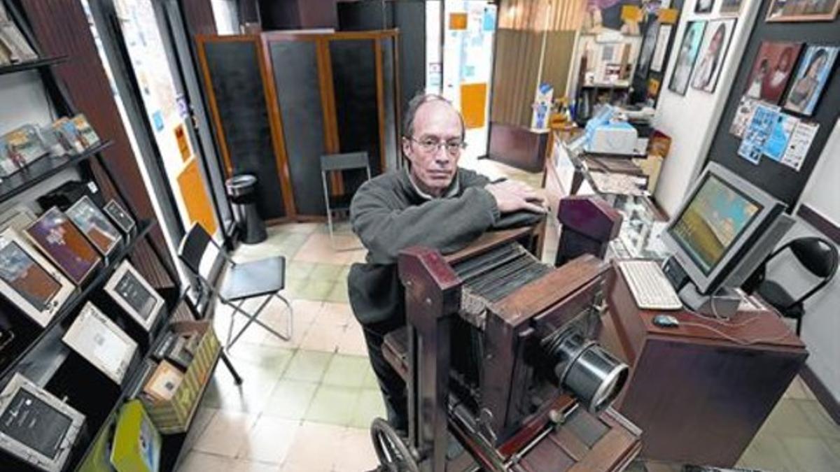 El fotógrafo 8 Francesc Tàpia, ayer, en el antiguo establecimiento del barrio de Sants.