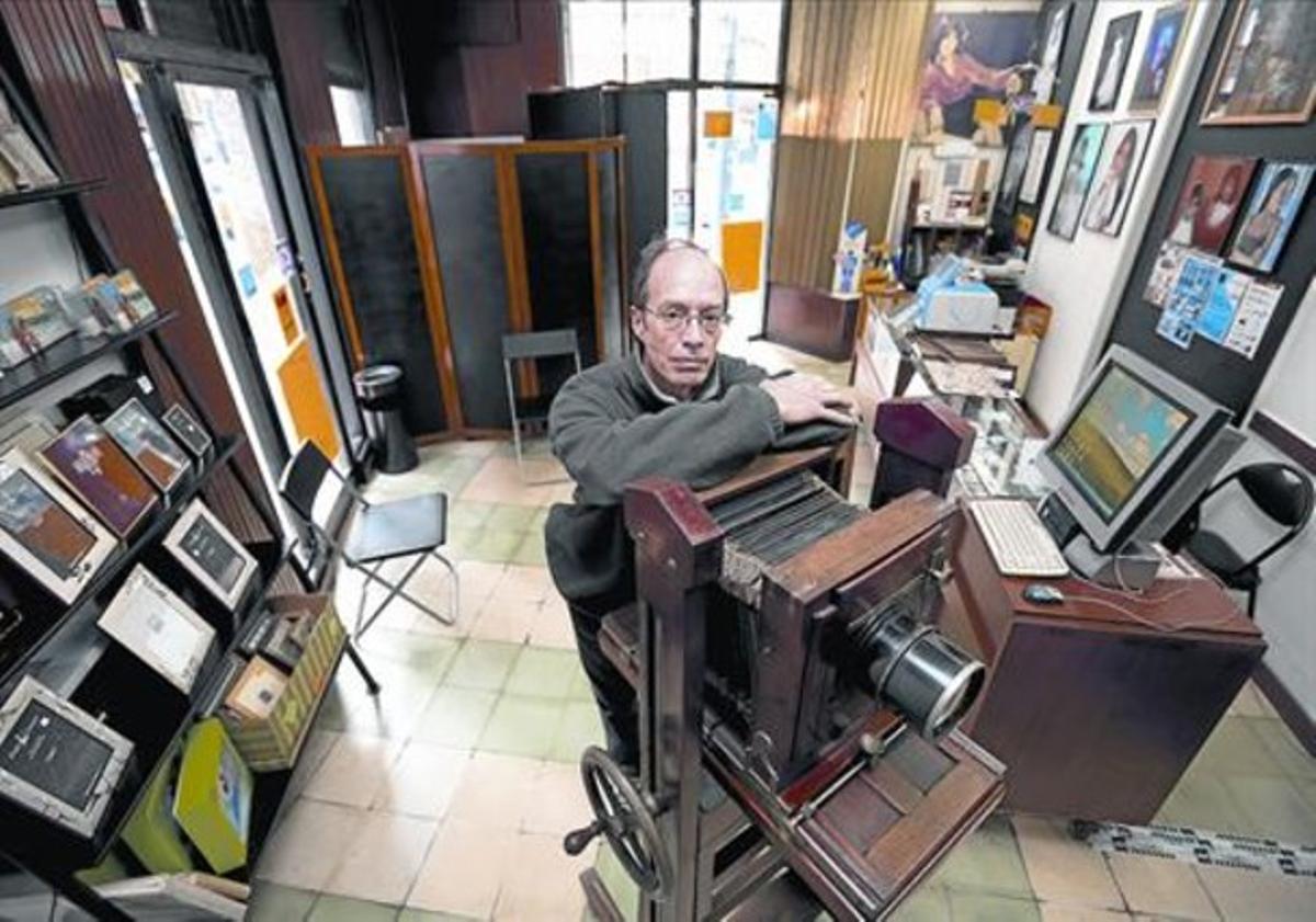 El fotógrafo 8 Francesc Tàpia, ayer, en el antiguo establecimiento del barrio de Sants.