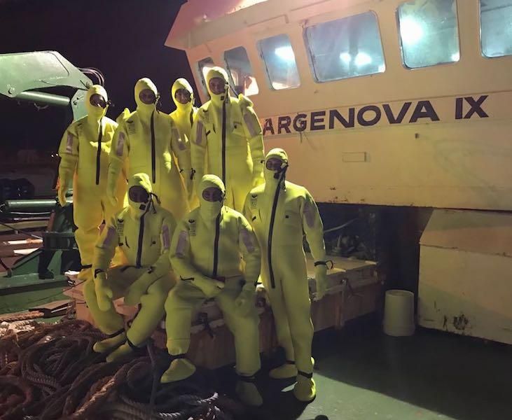 La tripulación de un barco argentino con trajes de supervivencia.