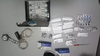 Detenido en Vigo con con anabolizantes, dinero en efectivo y unas esposas en su coche