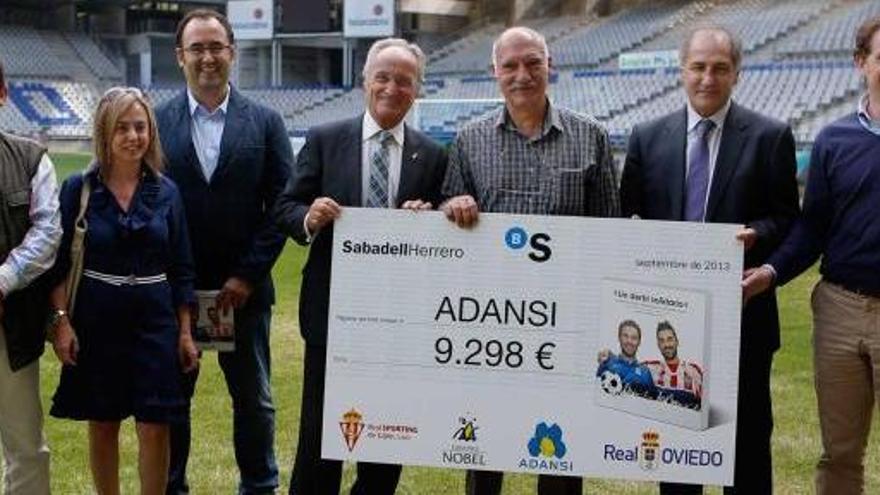 derbi por una buena causa. De izquierda a derecha: Carlos Sánchez (administrador de Adansi), Mónica Fernández (directora de Adansi), Pelayo García (director de Nobel), Sabino López (presidente del Oviedo), Bernardo Fáñez (presidente de Adansi), Adolfo Solís (jefe de zona del Sabadell Herrero) e Iñaki Eraña (asesor externo del Sporting). | irma collín