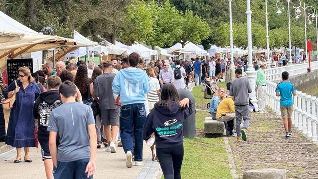 Fartukarte congrega a cientos de personas en Ribadesella |