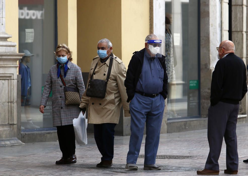 Imágenes del ambiente de este viernes, 15 de mayo, en el Centro de Málaga, el entorno de la plaza de toros de La Malagueta y las calles del Perchel, donde los ciudadanos ya esperan que sea el último viernes de la ciudad en la fase 0 de la desescalada.