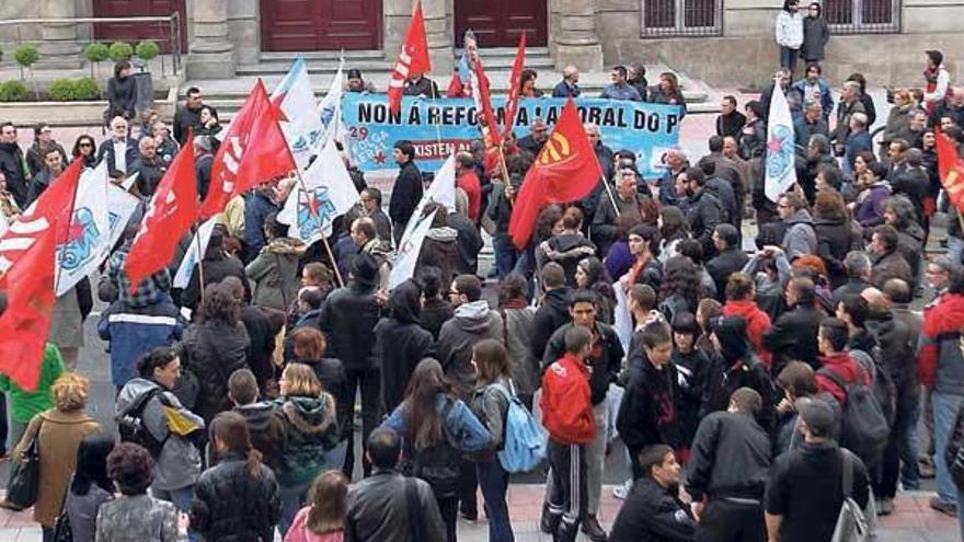 Unas 400 personas se manifestaron frente a la Subdelegación del Gobierno.  // Jesús Regal