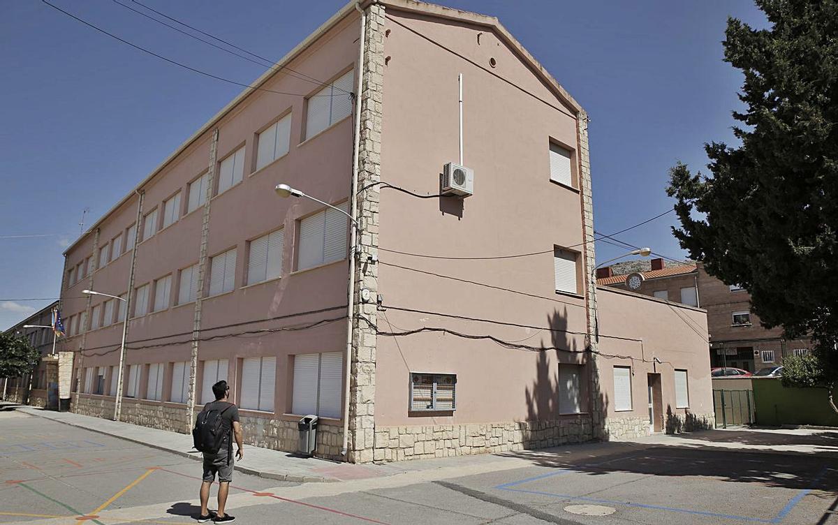 El colegio Príncipe Don Juan Manuel de Villena y la visita del responsable de la Conselleria, junto al alcalde y la edil de Educación, para comprobar el estado del edificio. | ÁXEL ÁLVAREZ