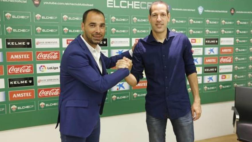 Acciari y Jorge Cordero se dan la mano, ayer, en la presentación del argentino como técnico del filial.