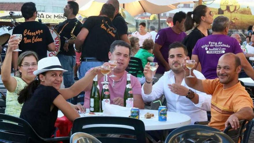 María, Fatima, Alberto, José y Tiago, vecinos de Monçao, disfrutando ayer de la fiesta del vino. // Hernández