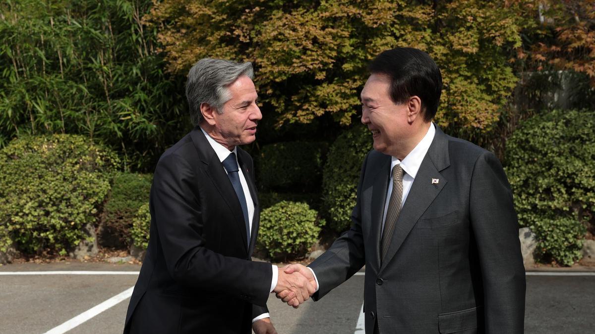 El secretario de Estado de EEUU, Antony Blinken, saluda al presidente surcoreano, Yoon Suk Yeol, este jueves en Seúl.