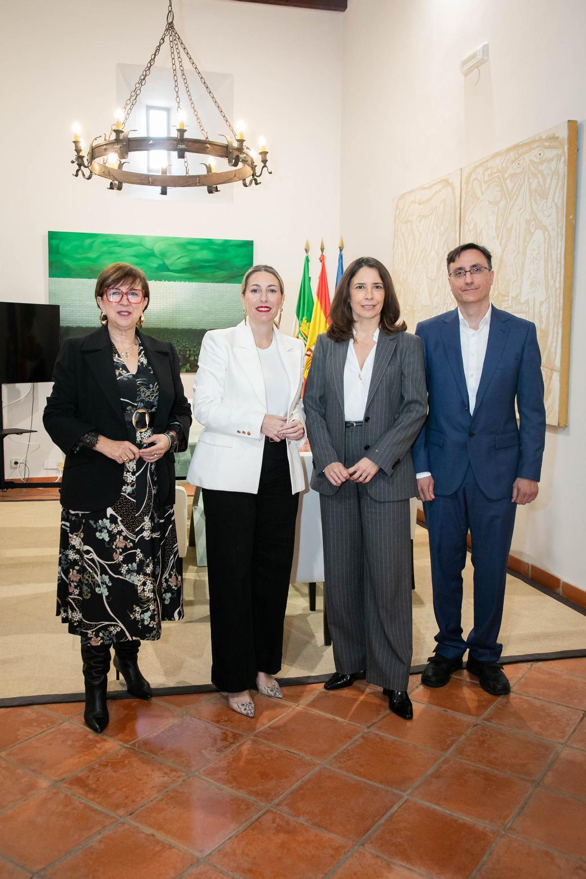 Desde la izquierda, Mercedes Morán, consejera de Industria; la presidenta extremeña, María Guardiola; la presidenta de Foro Nuclear, Marta Ugalde; y el director de la Central de Almaraz, Rafael Campos.