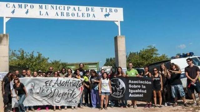 Asociaciones animalistas protestan contra el tiro  al pichón en Llíria