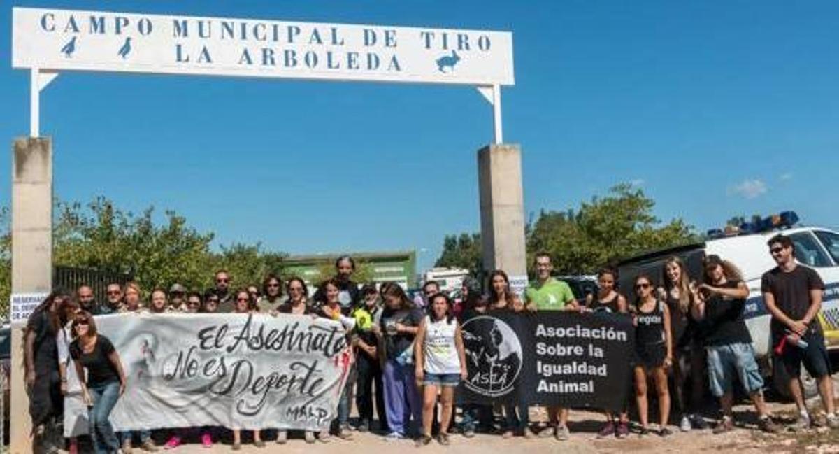 Asociaciones animalistas protestan contra el tiro  al pichón en Llíria