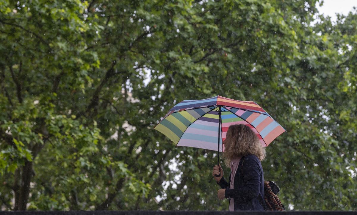 Barcelona. 18.05.2026. Sociedad. Matinal de lluvia en la ciudad que ha obligado a abrir los paraguas durante buena parte de la mañana. Fotografía de Jordi Cotrina