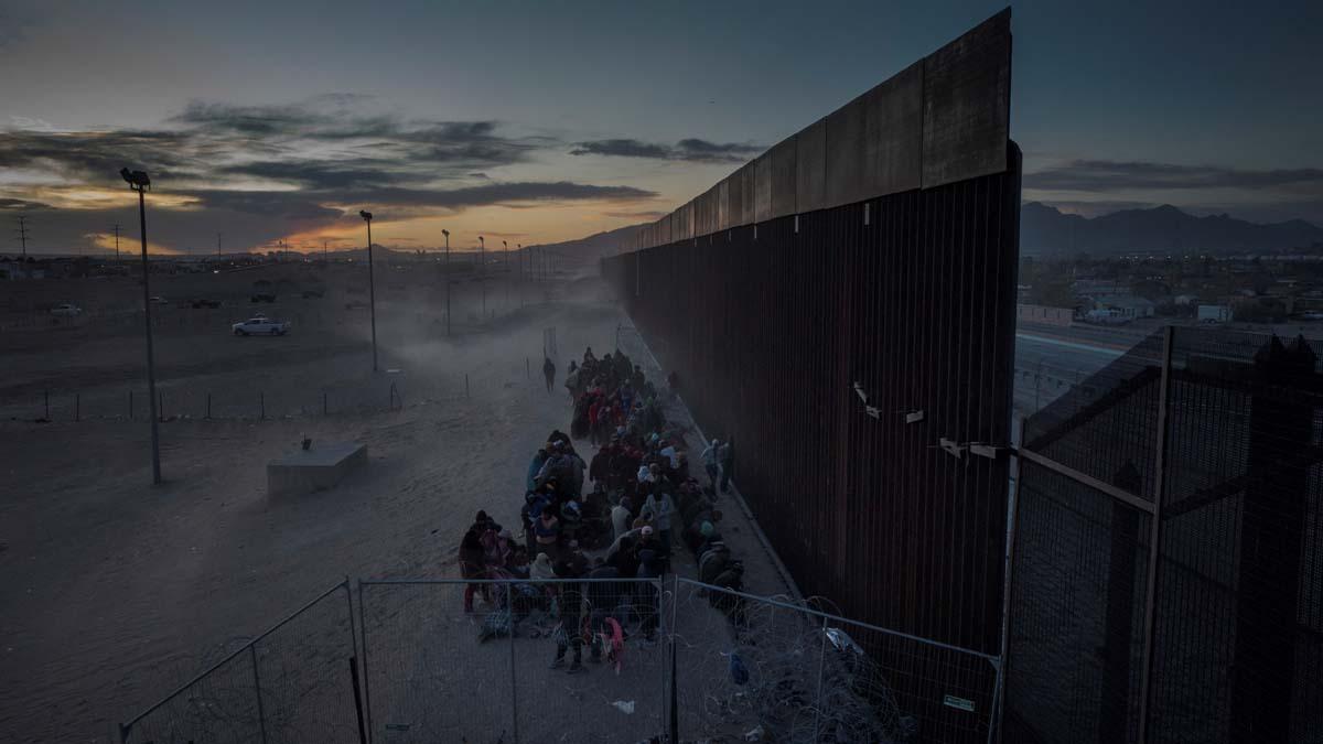 Migrantes acampan a lo largo de la orilla del río Grande mientras esperan entregarse a las autoridades de inmigración en El Paso, Texas, EE.UU