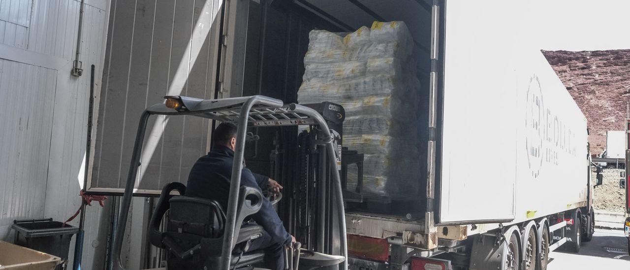 Un operario de Arucansa carga bolsas de hielo en un contenedor con destino a la Península, ayer.