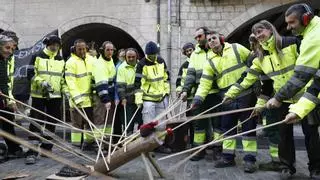 "Madrenas, caga les peles": Treballadors porten un tió a l'Ajuntament de Girona per reclamar els augments acordats