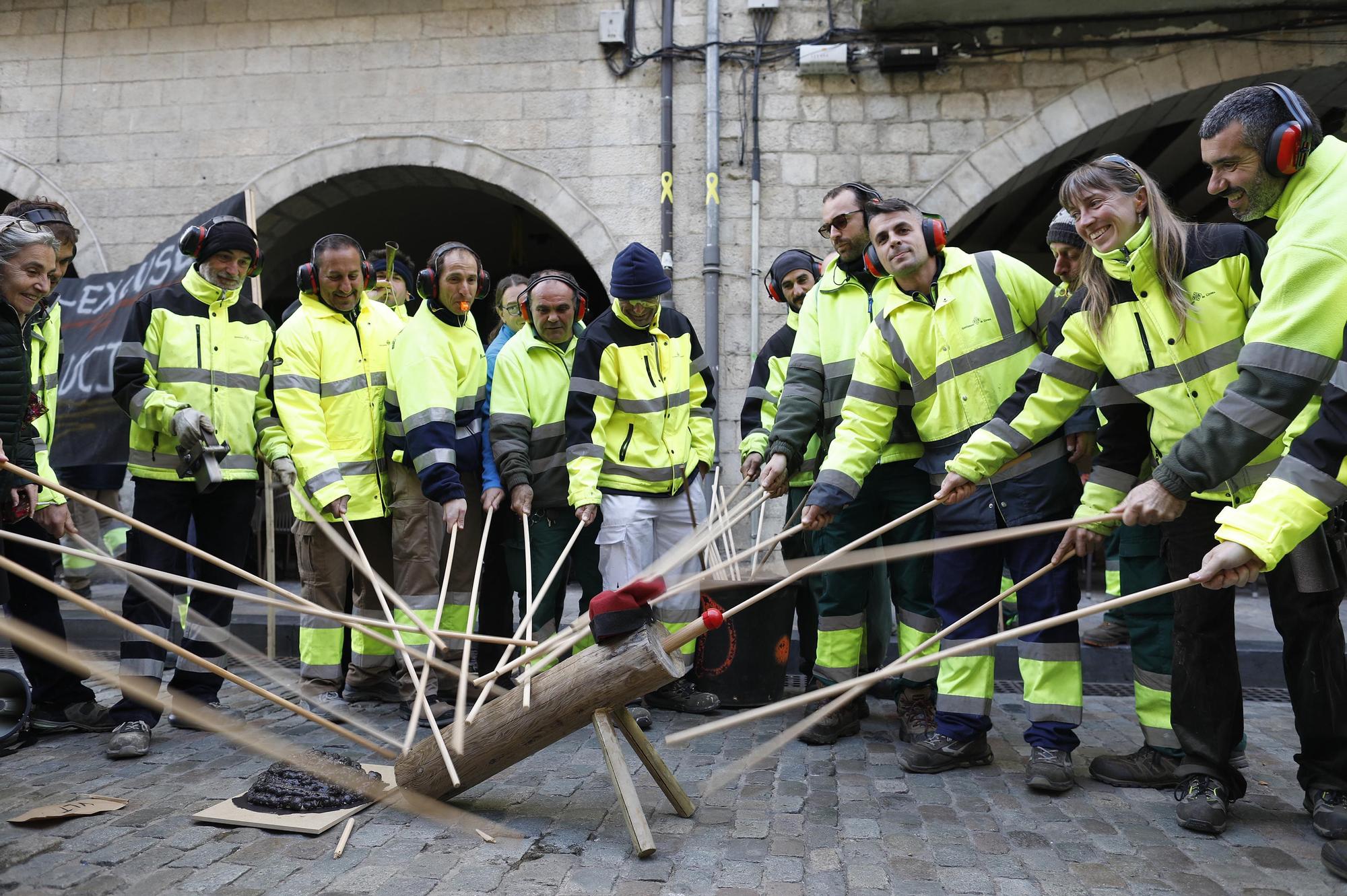 &quot;Madrenas, caga les peles&quot;: Treballadors porten un tió a l&#039;Ajuntament de Girona per reclamar els augments acordats