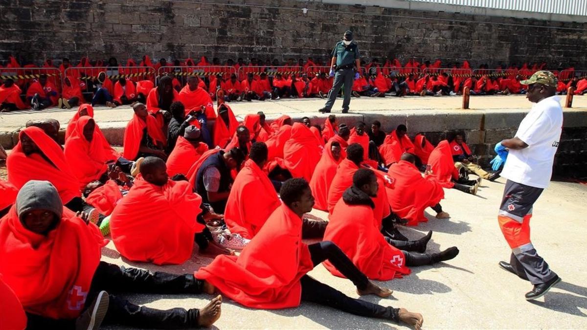 Un grupo de inmigrantes interceptados frente a la costa de Tarifa.