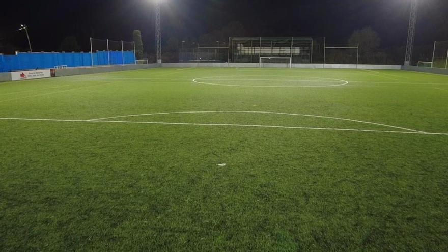 El Ayuntamiento renueva los proyectores de luz del campo de fútbol de hierba artificial de Grado para ahorrar y mejorar la visibilidad