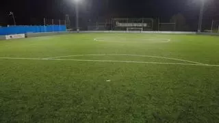 El Ayuntamiento renueva los proyectores de luz del campo de fútbol de hierba artificial de Grado para ahorrar y mejorar la visibilidad
