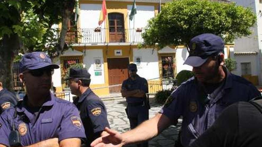 La Policía Nacional, a las puertas del Ayuntamiento de Estepona en junio de 2008.