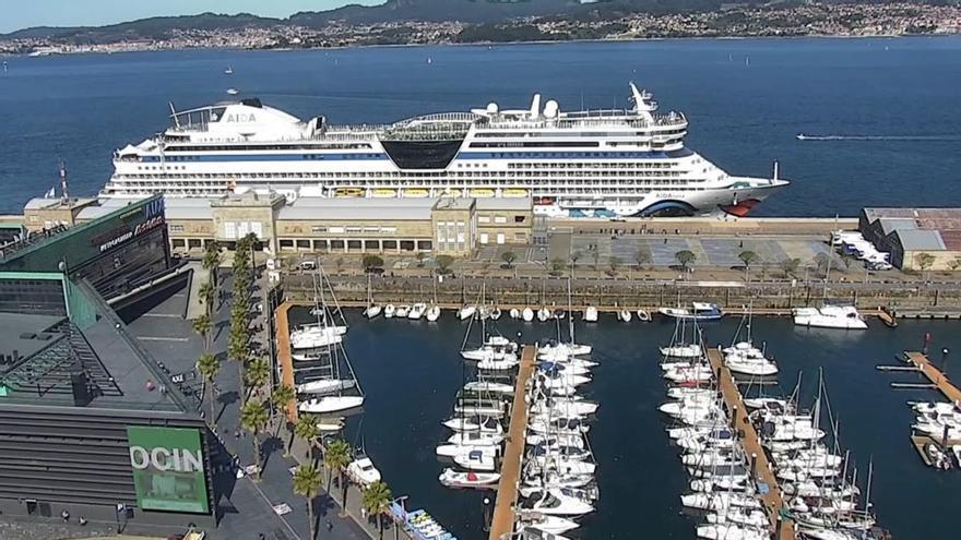 El «AidaLuna» hace escala en Vigo con 2.504 pasajeros de camino a Hamburgo